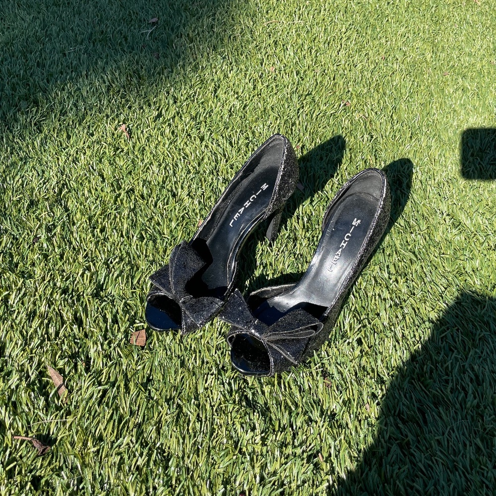 Shiny bow black pumps